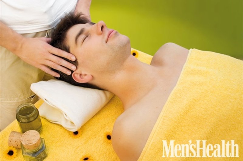 Moški, ki uživa v masaži (foto: Shutterstock.com)