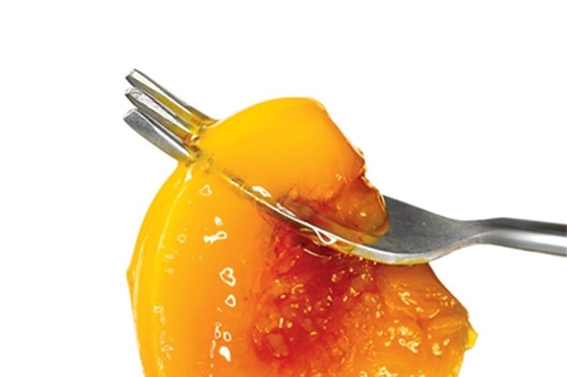 Delež fruktoze ni velik le v sirupih. Tudi v saharozi (običajnem kuhinjskem sladkorju) je pol fruktoze in pol glukoze. (foto: Nikolai Golovanoff)