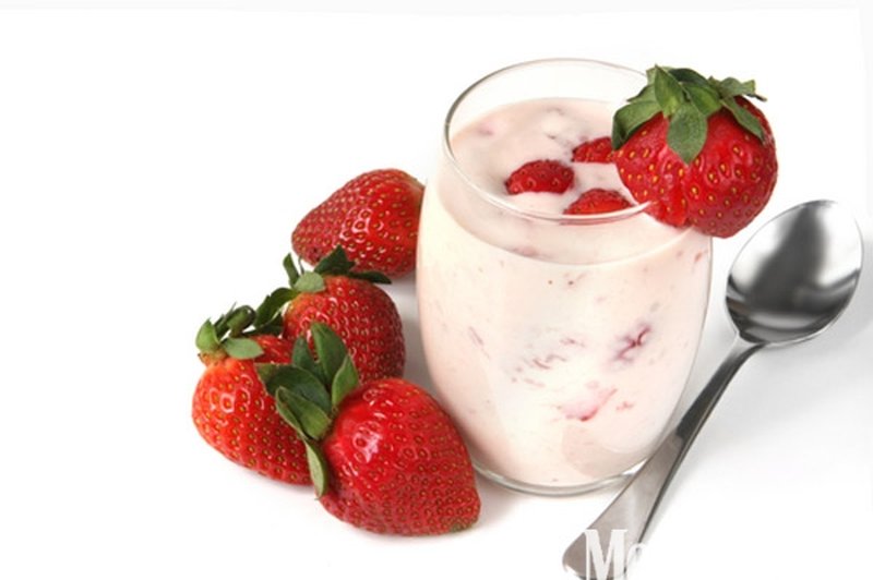 Okus navadnega jogurta lahko izboljšate z dodatkom sadja ali žličke medu. (foto: Shutterstock.com)