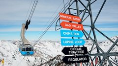 Gondola v Snowbirdu zapelje smučarje na dobrih 3.600 metrov nadmorske višine.