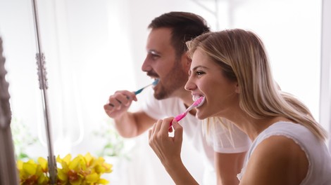 Zobozdravnik opozarja: zaradi TE nevarnosti, svoje zobne ščetke ne bi smeli deliti niti s partnerjem