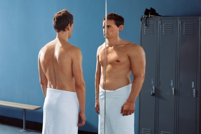 Predmeti se v ogledalu zdijo vitkejši, kot so sicer. Okoli 45 odstotkov vseh moških ni zadovoljnih s podobo svojega telesa. (foto: Hugh Kreschmer)
