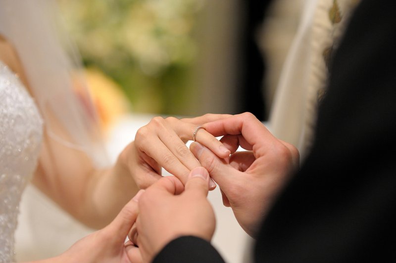 Vse več je mladoporočencev, ki jih poročni zvonovi niso najbolj razveselili. (foto: Shutterstock.com)