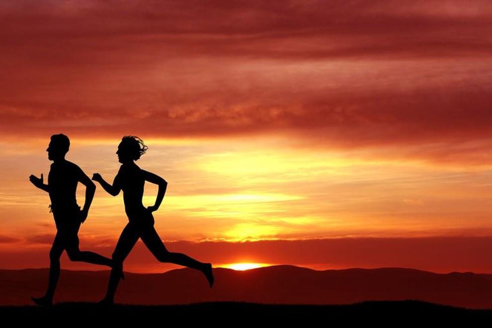 Športni fiziologi priporočajo, da pretečete en kilometer s 70- do 80-odstotno zmogljivostjo 10 minut pred tekmovanjem. 