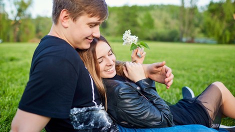 Raziskava: Kakšen odnos imamo Slovenci do izražanja čustev