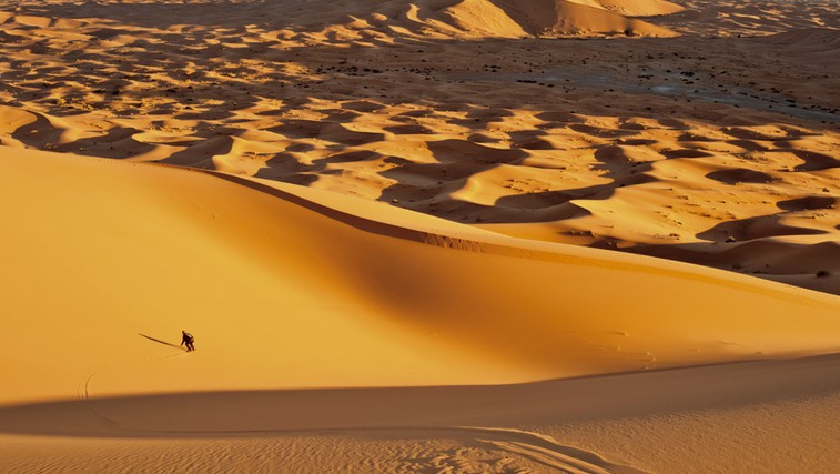 S kamelami pojdite med sipinami, na najvišji pa počakajte sončni zahod. (foto: Klemen Razinger)