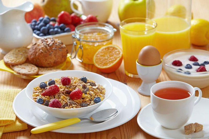 Izogibajte se mastnim jedem, ki upočasnjujejo prebavo in vam jemljejo energijo. (foto: Shutterstock.com)