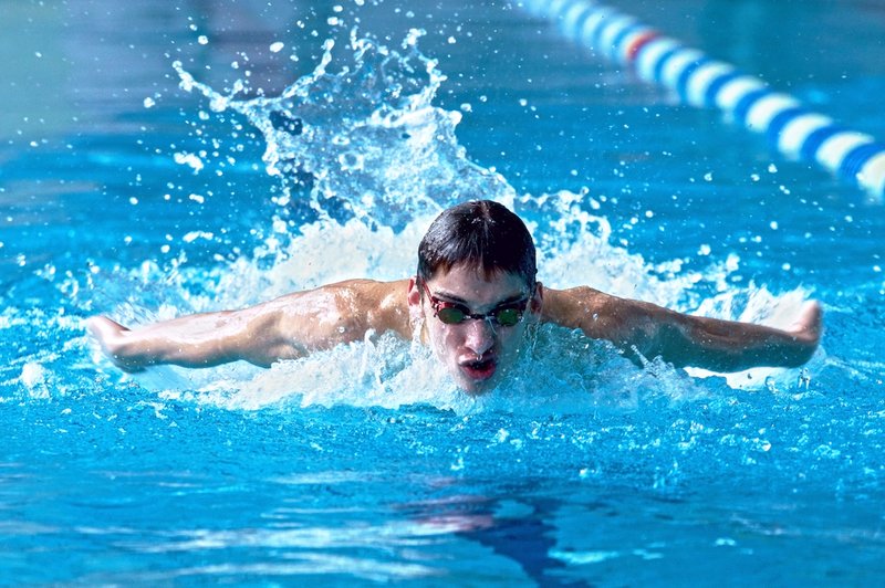 Osnovni cilj plavanja je zmanjšati upor vode in čim lažje drseti skoznjo. (foto: Shutterstock.com)