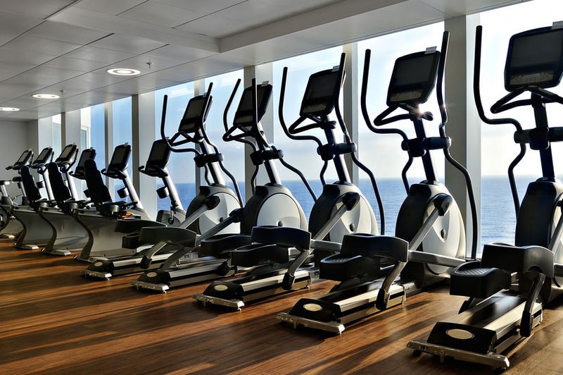 Oprema fitnes centra ter biomehanika vaj (foto: Shutterstock.com)