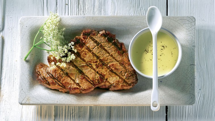 Steak s holandsko omako (foto: Shutterstock.com)