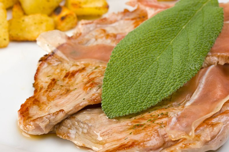 Saltimbocca - zrezki s pršutom in z žajbljem (foto: Shutterstock.com)
