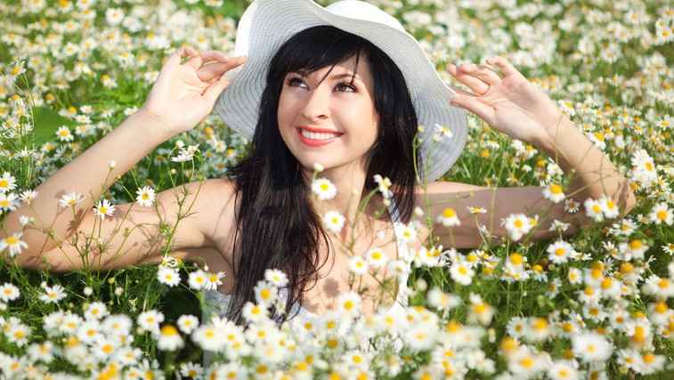 To pomlad je bela barva modna zapoved... (foto: Shutterstock.com)