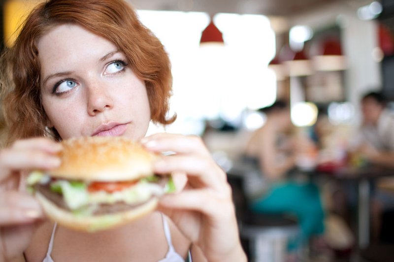Hitra prehrana pelje v depresijo (foto: Shutterstock.com)