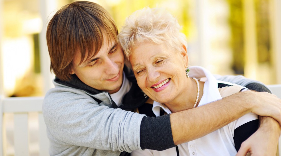 Kaj storiti, če se zaljubite v maminega sinčka? (foto: Shutterstock.com)