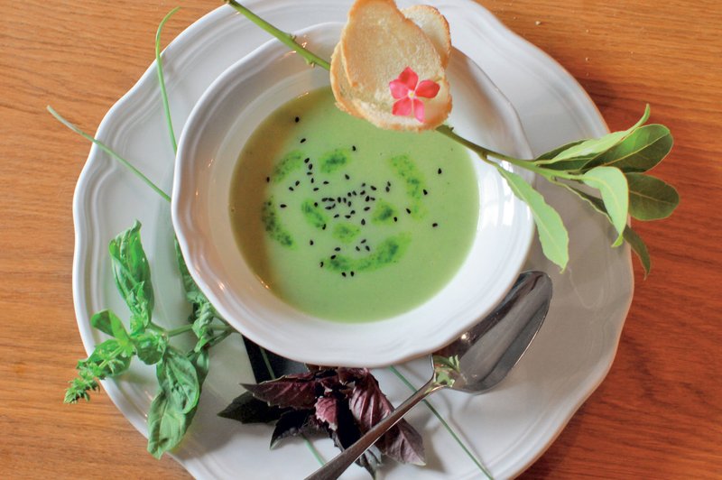Kremna juha s svežimi zelišči (foto: Goran Antley)