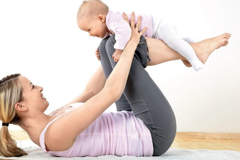 Vaje za mamice po porodu (foto: Shuttertock, arhiv Peti element pilates studio)