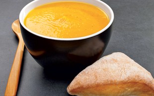 Korenčkova juha z ingverjem