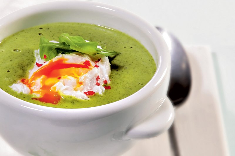 Kremna juha iz rukole s poširanim jajcem (foto: Arhiv revije Lisa Čarovnija okusa)