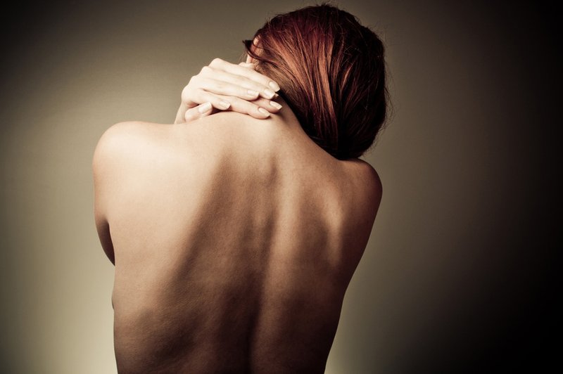 Vaje za lajšanje bolečine v vratu in prsnem delu hrbtenice (foto: Shutterstock.com)