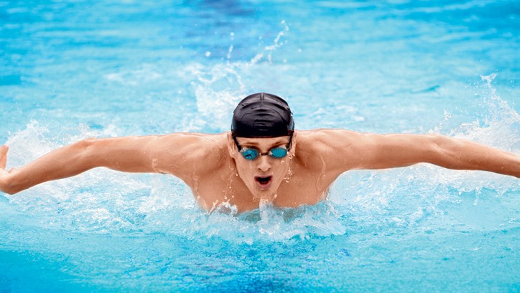 Kako se izogniti poškodbam pri plavanju? (foto: Shutterstock.com)