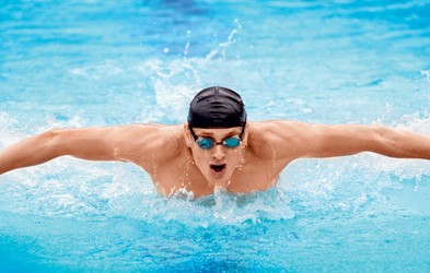 Kako se izogniti poškodbam pri plavanju?