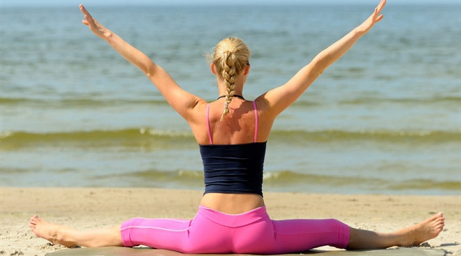 Poleti lahko spremenite rutino. Trening preselite na plažo, trim stezo, travnik, sprehajalno pot... (foto: Shutterstock)