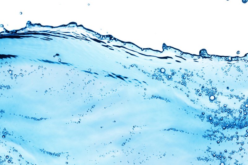Je treba res popiti na litre vode na dan? (foto: Shutterstock.com)