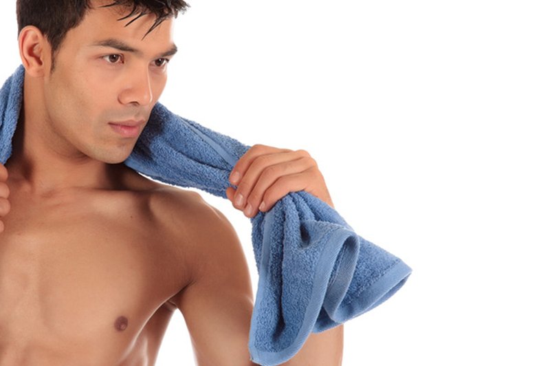 Jutranja vadba, raztezanje z brisačo. (foto: Shutterstock.com)