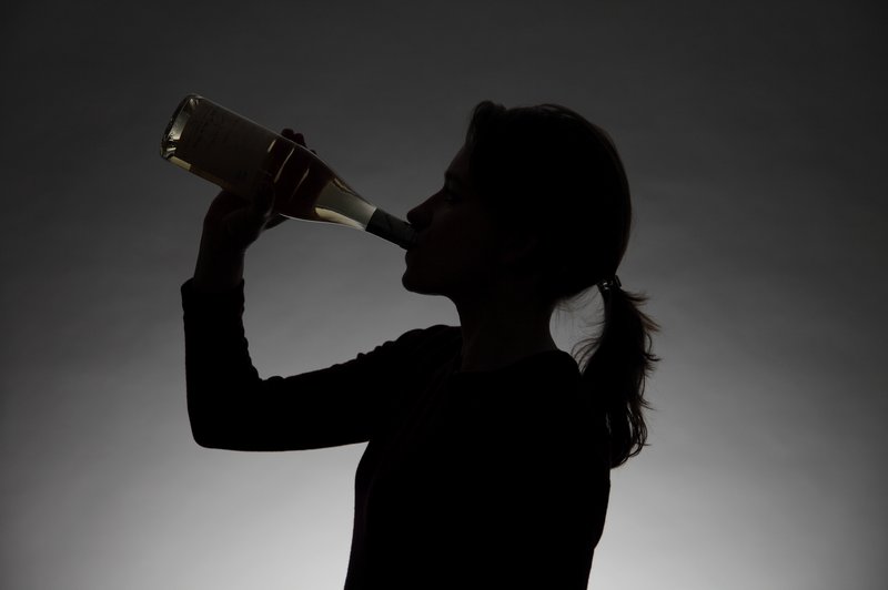 Uživanje alkohola ima številne negativne posledice. (foto: Profimedia)