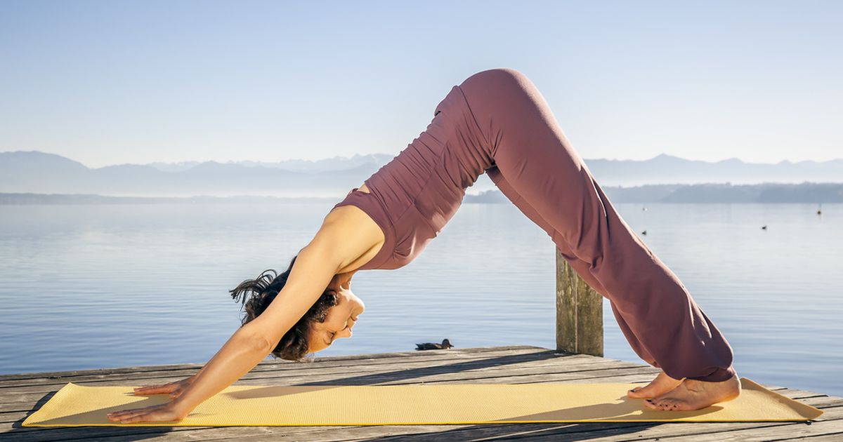 Yoga 11. Адхо Мукха Упавишта Конасана. Собака мордой вниз на гамаке. Поза скорпиона в гамаке. Девушка собака мордой вниз.