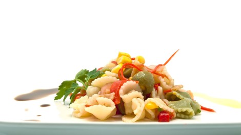 Recept: Testeninska solata s pečeno papriko in avokadom