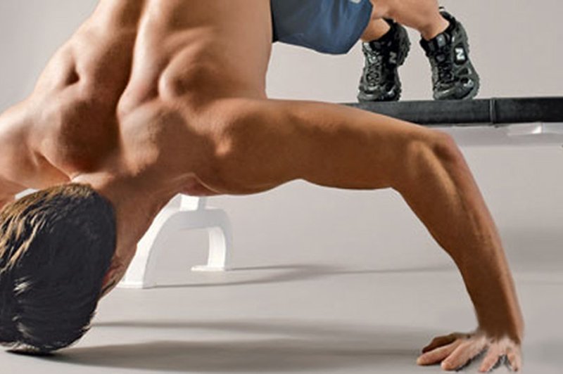Skleca vstran - za mogočen trup in ramena (foto: Beth Bischoff | Men's Health Slovenija)