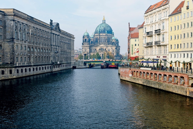 BERLIN Berlin (3,4 milijona prebivalcev) je glavno mesto Nemčije, nekoč pa je bilo razdeljeno na dva dela. Danes slovi kot …