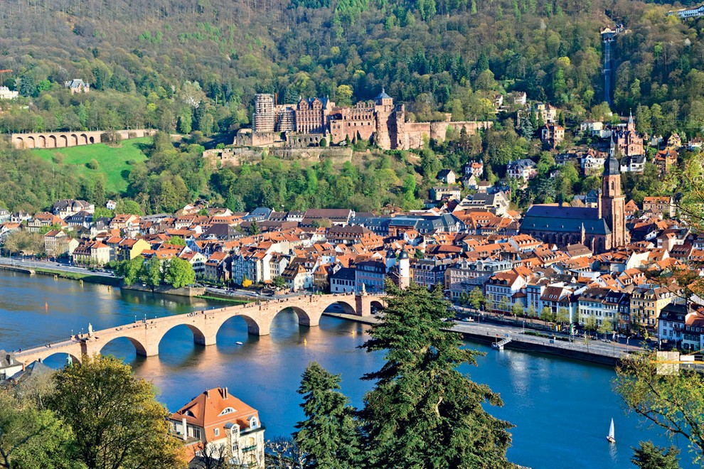 HEIDELBERG Mesto (150.000 prebivalcev) leži med Frankfurtom in Stuttgartom ob reki Neckar ter je eno od redkih, ki mu je …