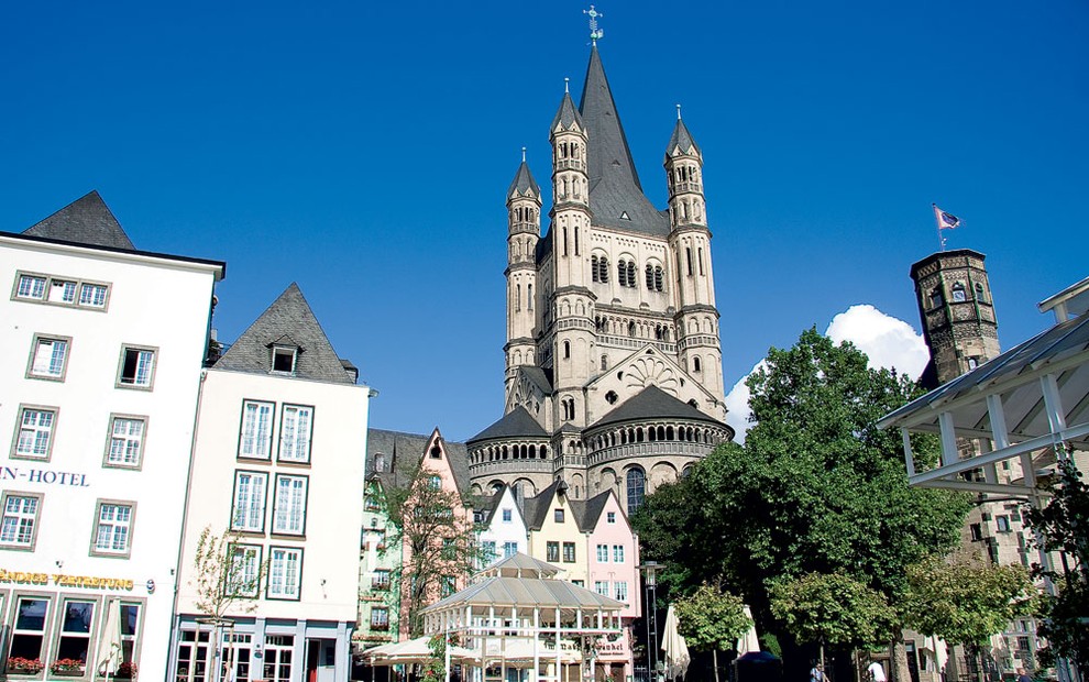 KÖLN Köln je eno od najstarejših nemških mest (milijon prebivalcev) in leži ob reki Ren v bližini belgijske meje. Najbolj …