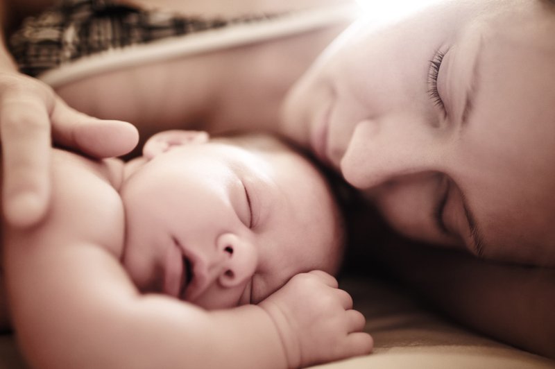 Negi popka pri novorojenčku moramo posvetiti posebno pozornost (foto: Shutterstock.com)