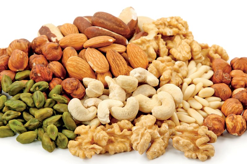 OREŠČKI IN SEMENA 

Surovi, nesoljeni oreščki in semena so odličen vir zdravih maščob, beljakovin in maščob, pripomorejo pa tudi k odpornosti. Maslo iz oreščkov je dobra izbira, ki jo lahko hranite doma in iz nje pripravite nasitni prigrizek ali namaz. (foto: Shutterstock.com)