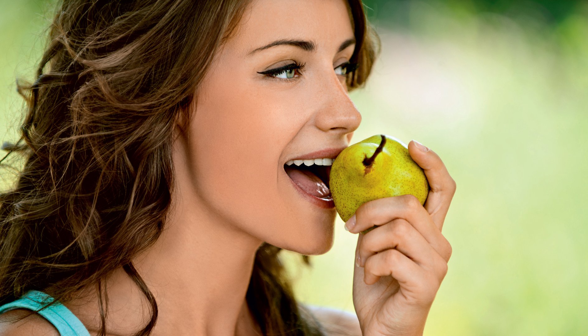 Фруктовая девочка. Женщина с яблоком. Девушка с фруктами. Девушка ест фрукты. Девушка кушает фрукты.