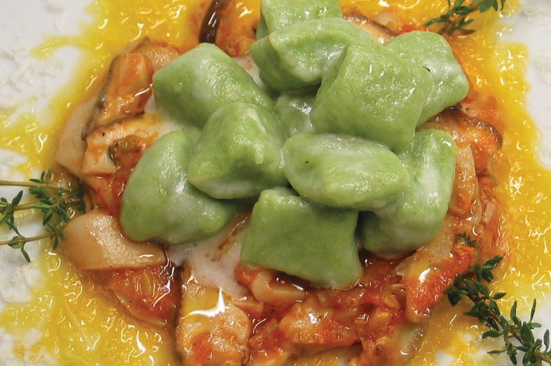 Špinačni njoki z lahko parmezanovo omako in jurčki (foto: majerija osebni arhiv)