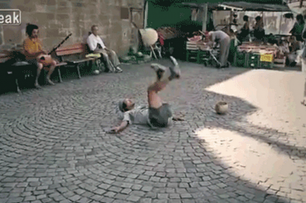 Vrhunski talent brez nogometnega kluba (foto: LiveLeak)