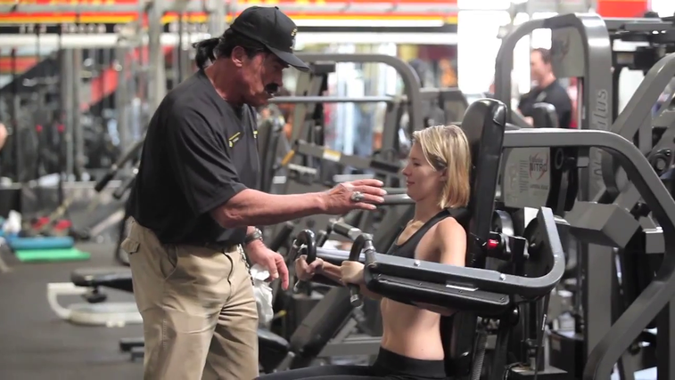 Terminator skrbi za pravilno izvedbo fitnes vaj (foto: Arnold Schwarzenegger @ YouTube)