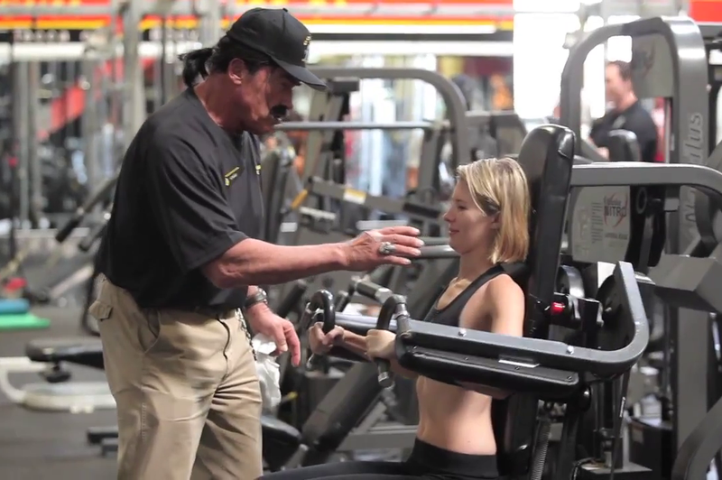 Terminator skrbi za pravilno izvedbo fitnes vaj (foto: Arnold Schwarzenegger @ YouTube)
