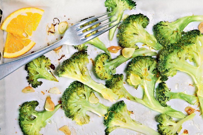 Recept: Pečen brokoli s česnom in pomarančnim sokom (foto: Arhiv revije Čarovnija okusa)