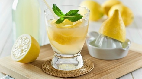 Topla limonada zjutraj krepi imunski sistem
