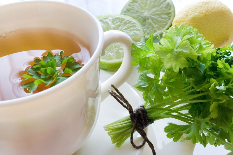 Poznate zdravilne lastnosti peteršiljevega čaja? (foto: Profimedia)