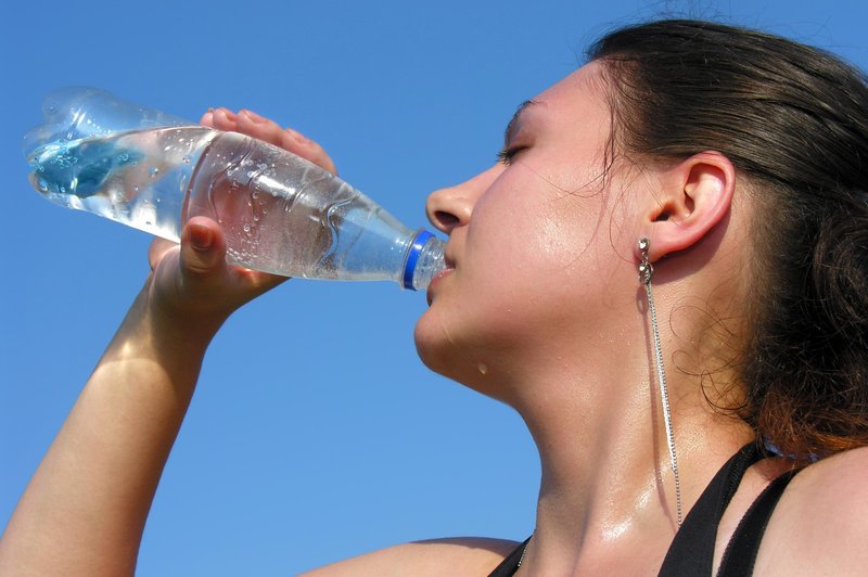 Ali je sama voda dovolj za ustrezno hidracijo? (foto: Profimedia)