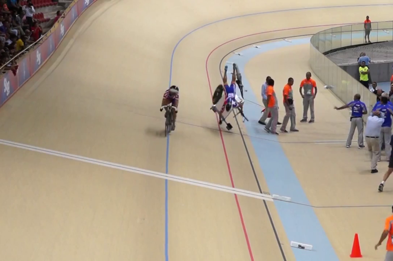 Kako hitro se je morala peljati Irene Aravena, da se je kolo ob trku razletelo? (foto: YouTube)