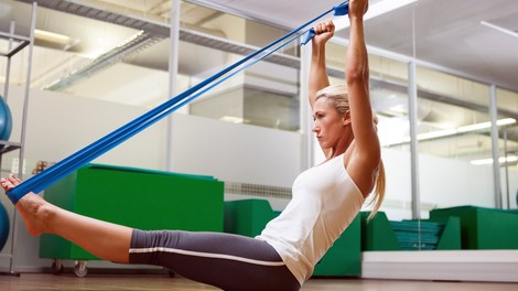 VIDEO: Kratka vadba z elastiko, s katero boste okrepili praktično vse mišice