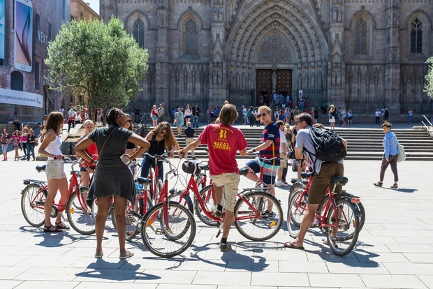 BARCELONA Španija Barcelona je najprijaznejše kolesarsko mesto v Sredozemlju. Zaradi toplega vremena je kolo odlično za ogled mesta v vseh …