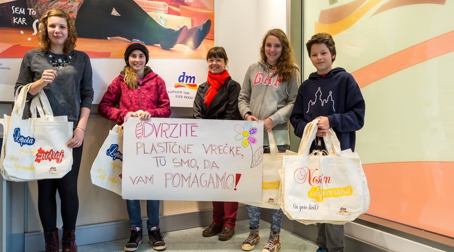 Osnovnošolci iz Škofje Loke ozaveščajo o škodljivosti plastičnih vrečk (foto: Promocijsko gradivo)